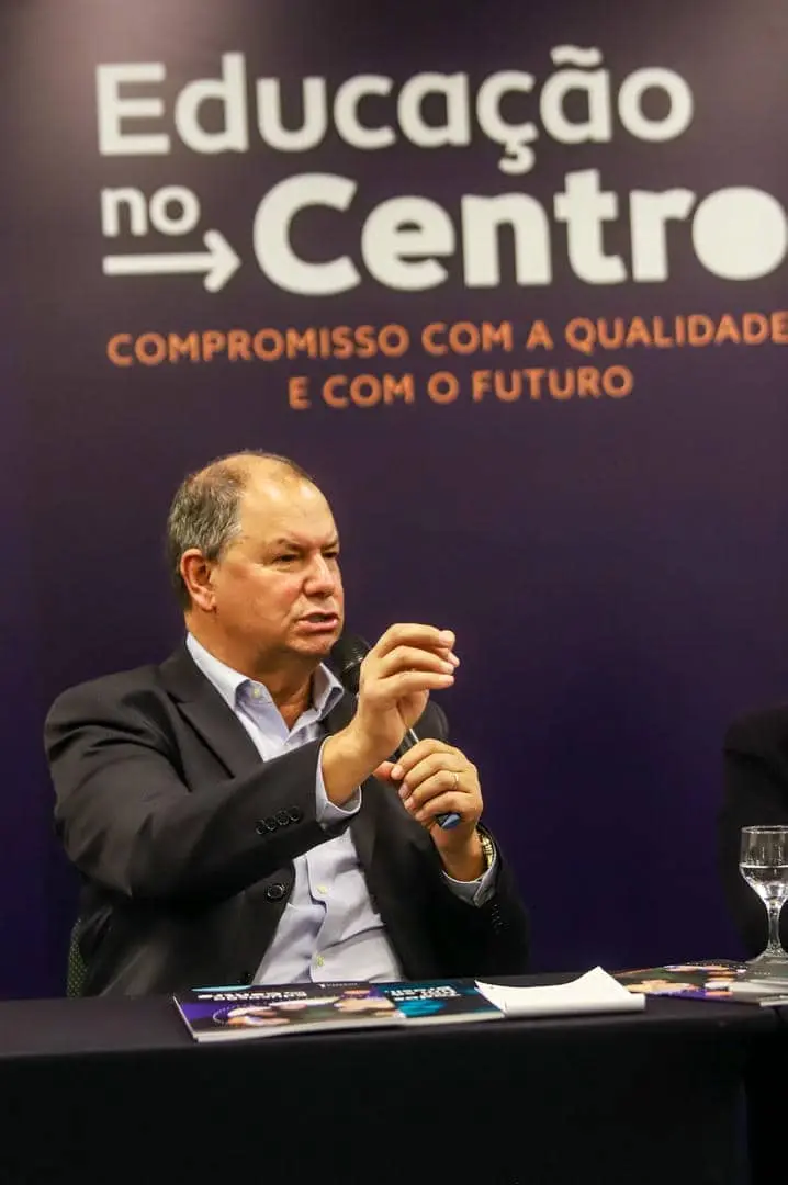 Projeto de lei que regulamenta uso de celulares em sala de aula avança na Câmara