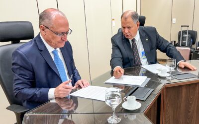 Alckmin acena com medidas para socorrer produtores de leite
