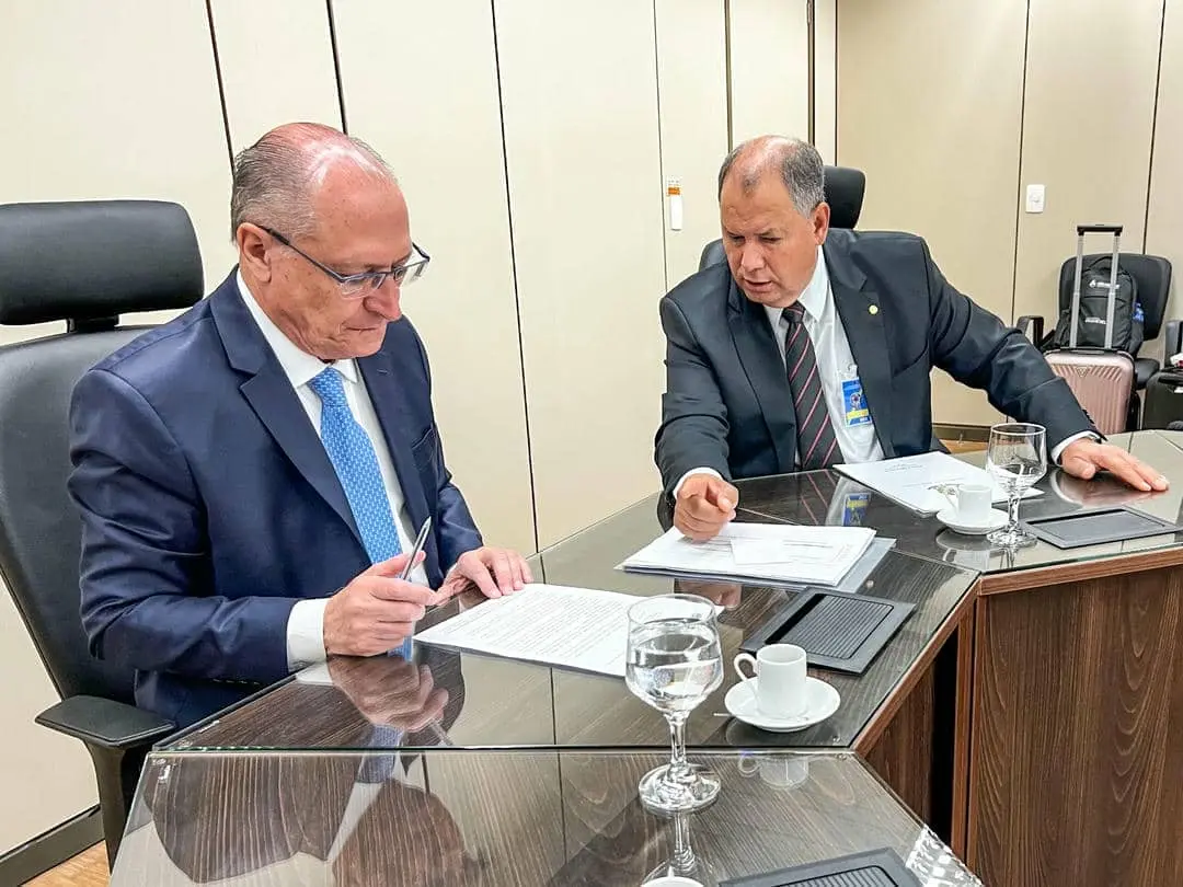 Alckmin acena com medidas para socorrer produtores de leite