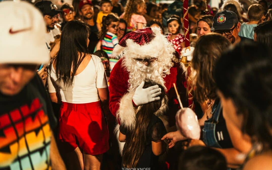 PAPAI NOEL RECEBE A CHAVE DO MUNICÍPIO EM UMA ABERTURA COM FOCO NA MAGIA DA PRESENÇA DO CASAL NOEL