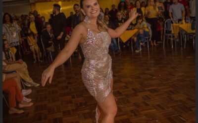 Ibirubense Lilian Guareschi Recebe Homenagem da Escola de Samba Unidos do Beco em Cruz Alta