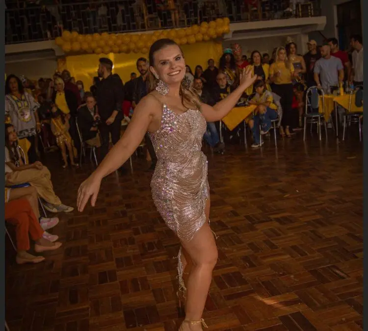 Ibirubense Lilian Guareschi Recebe Homenagem da Escola de Samba Unidos do Beco em Cruz Alta