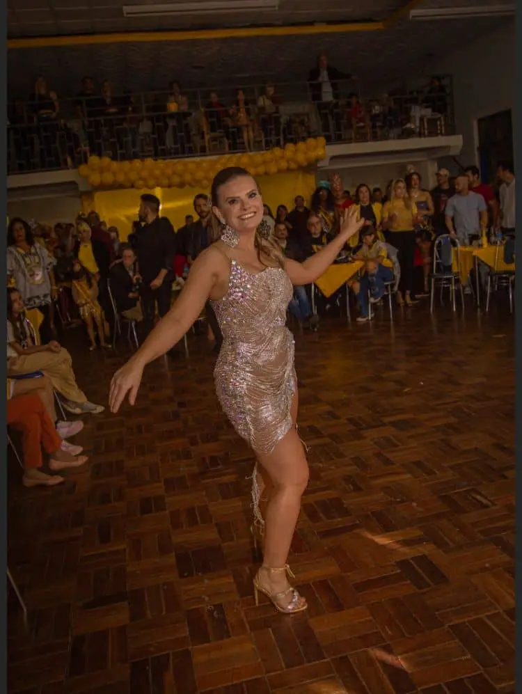 Ibirubense Lilian Guareschi Recebe Homenagem da Escola de Samba Unidos do Beco em Cruz Alta