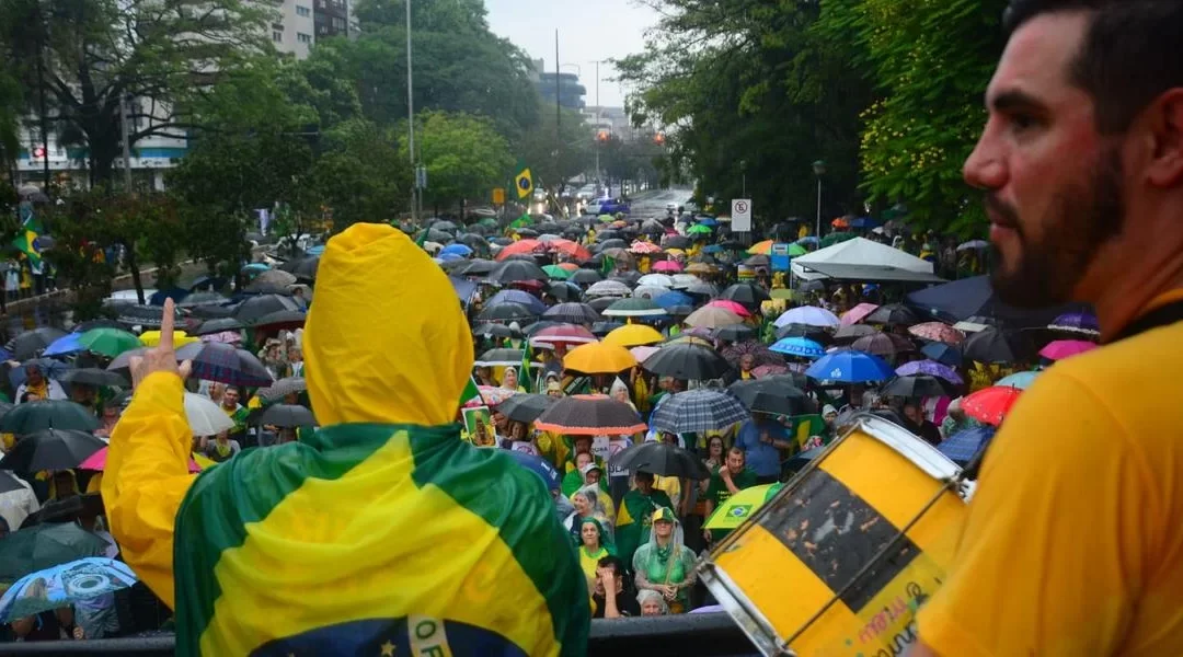 Chuva não afasta manifestantes de protesto contra o governo federal no Parcão, em Porto Alegre