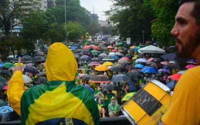 Chuva não afasta manifestantes de protesto contra o governo federal no Parcão, em Porto Alegre