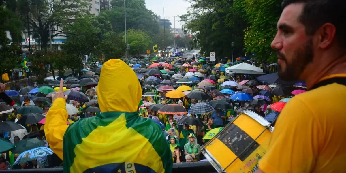 Chuva não afasta manifestantes de protesto contra o governo federal no Parcão, em Porto Alegre