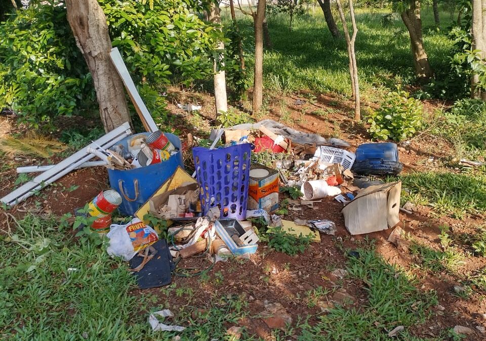 Área verde em frente à APAE de Ibirubá é alvo de descarte irregular de lixo novamente