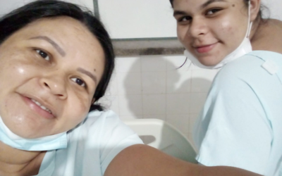 Mãe e filha dão à luz no mesmo dia e no mesmo hospital por coincidência