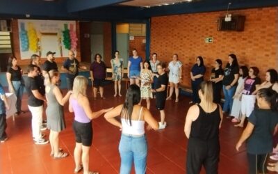 Estudantes do Instituto Edmundo Roewer promovem acolhida especial para professores e funcionários