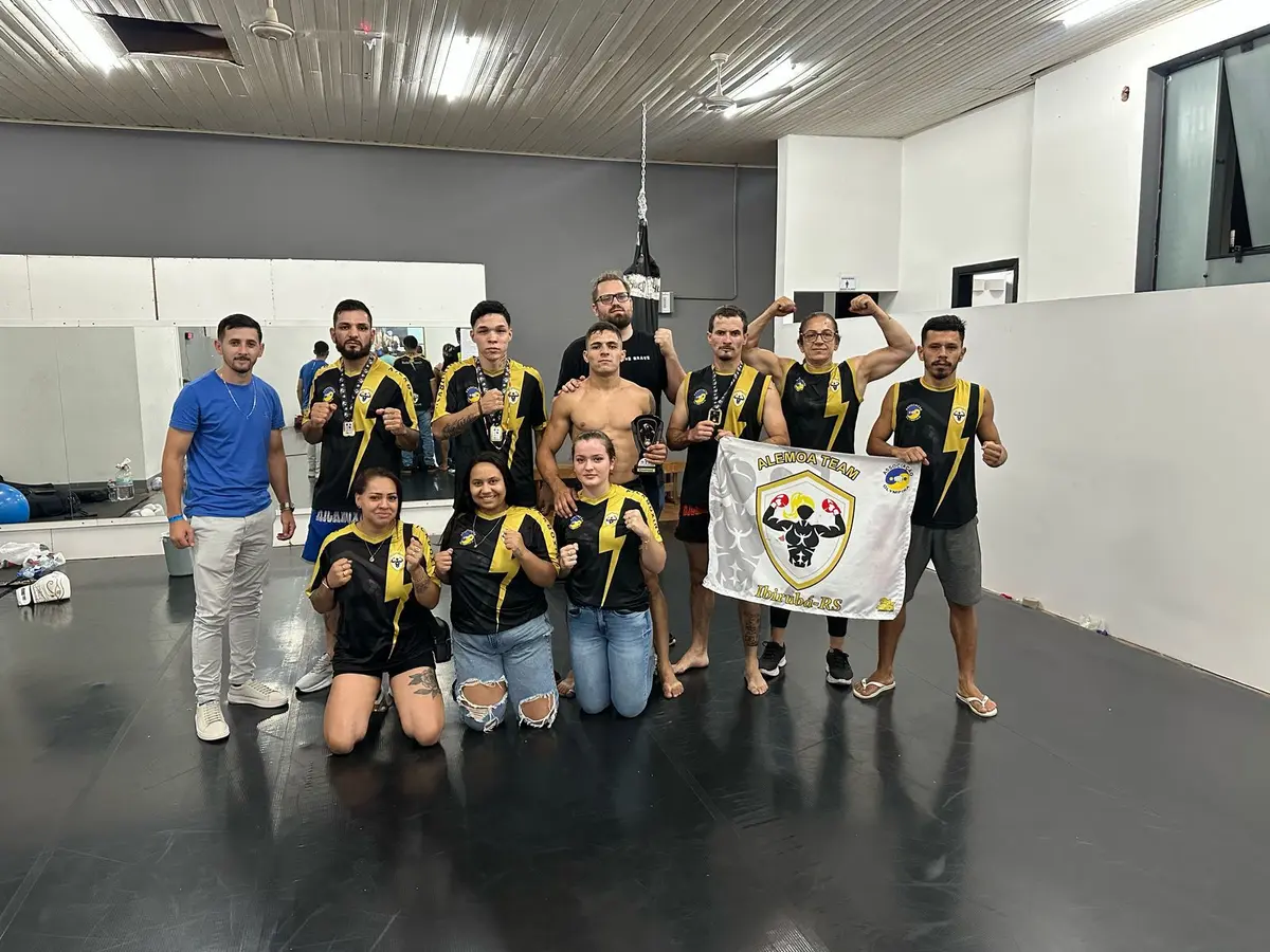 Atletas de Ibirubá conquistam cinco títulos no JVT Fight Night em Caxias do Sul
