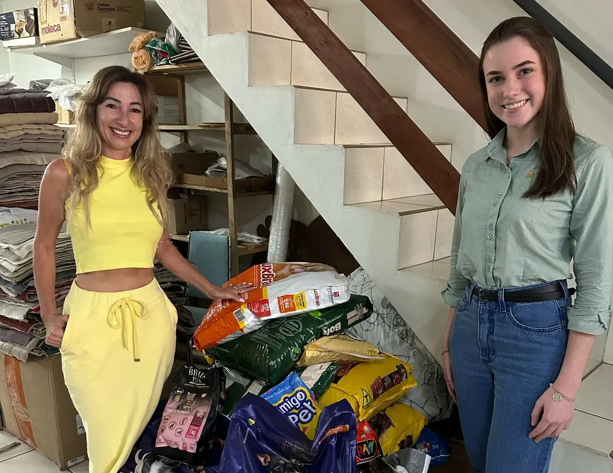Alunos de Medicina Veterinária da Unicruz realizam trote solidário e arrecadam mais de 500kg de ração para ONG MiAuJuda
