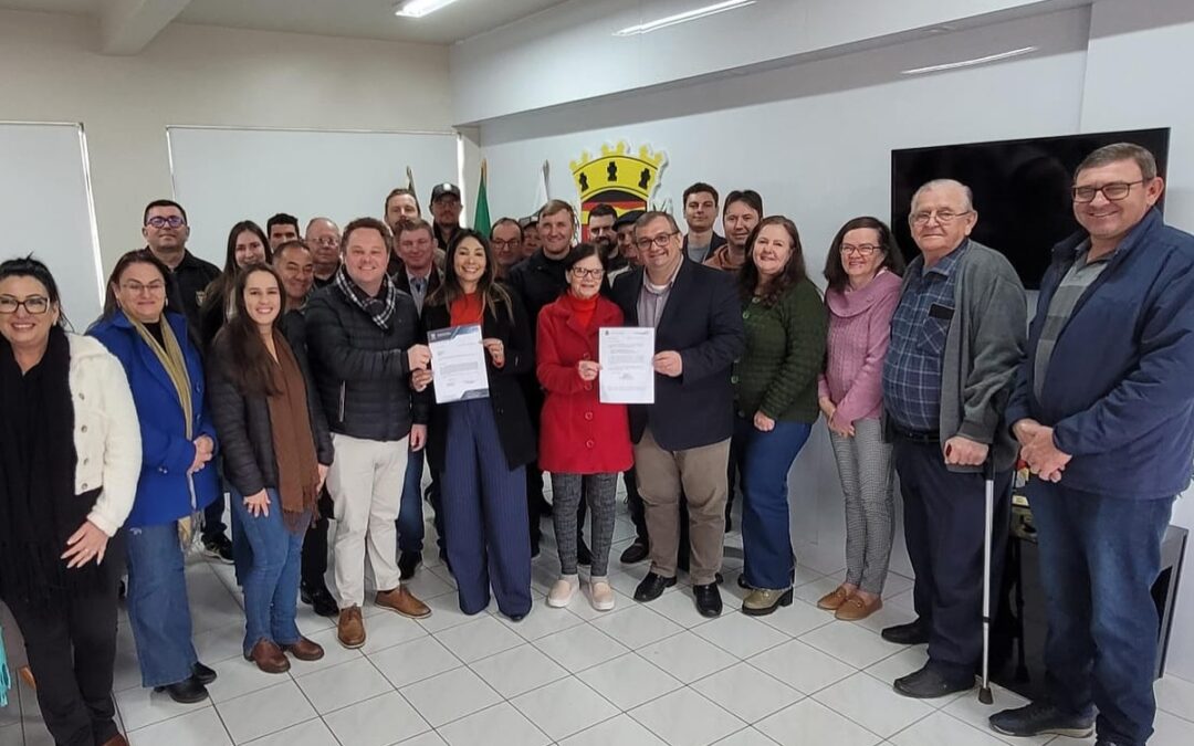 Recurso federal assegura ônibus para transporte de idosos em Quinze de Novembro