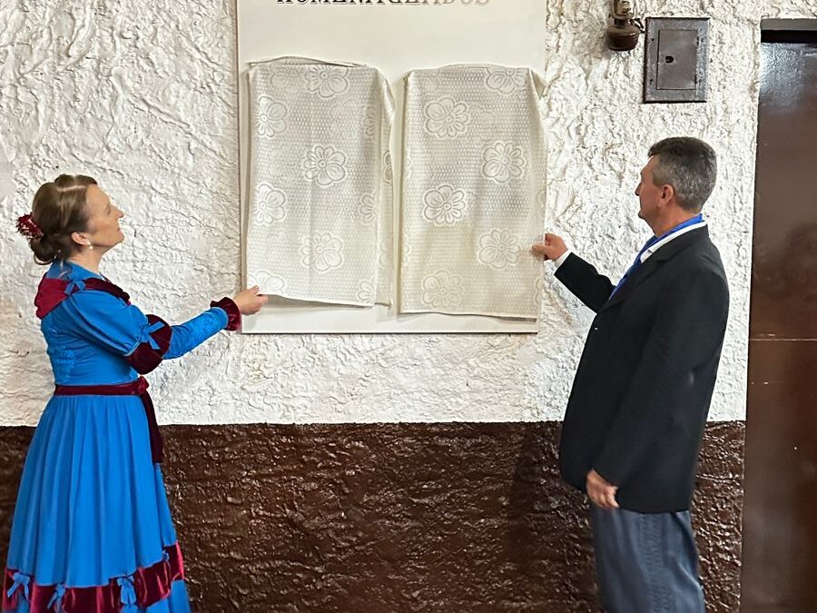 Sessão Solene da Câmara de Vereadores homenageia casal tradicionalista Mari e Jacir Maldaner