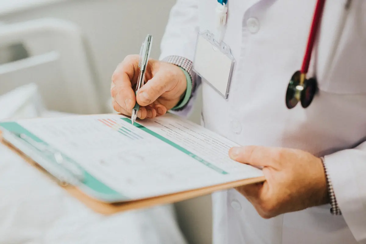Médicos brasileiros buscam reconhecimento fora do país em meio a debate sobre ensino médico