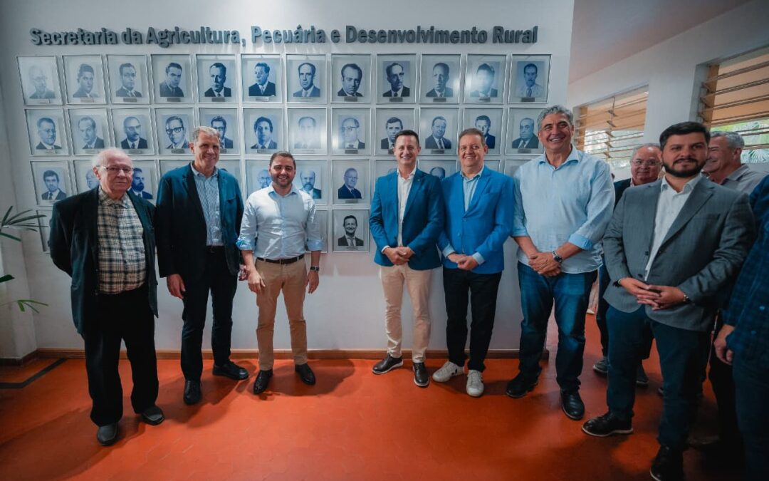 Clair Kuhn entra para a galeria da Secretaria da Agricultura