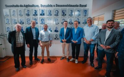 Clair Kuhn entra para a galeria da Secretaria da Agricultura