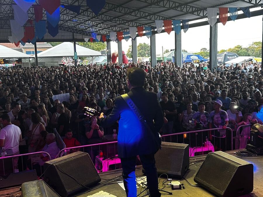 Show de Amado Batista lota a 17ª ExpoQuinze e emociona público neste domingo